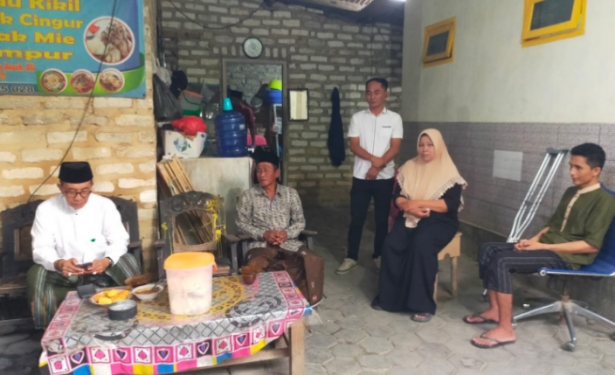 Kiai Kholil Beri Bantuan kepada Warga Pamekasan yang Sedang Dilanda Musibah