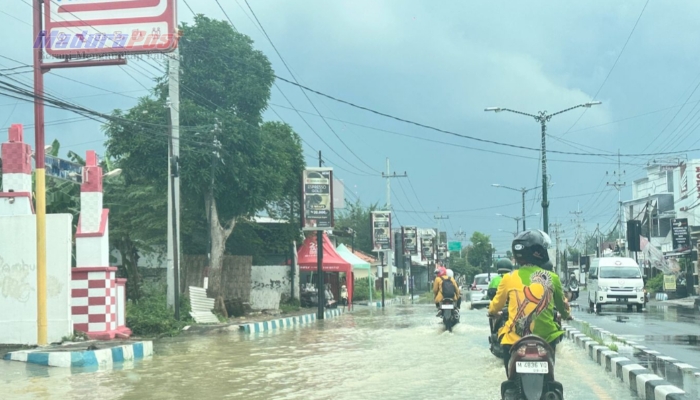 Bertahun-Tahun Banjir, Jalan Trunojoyo Jadi Bukti Mandulnya Dinas PUTR Sumenep