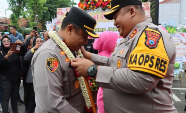 Tradisi Pedang Pora Warnai Parade Pisah-Sambut Kapolres Pamekasan