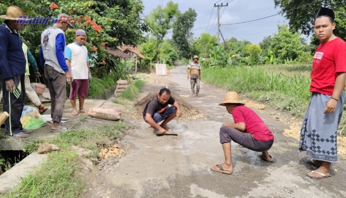 Warga Sumenep Gotong Royong Perbaiki Jalan Rusak Secara Swadaya
