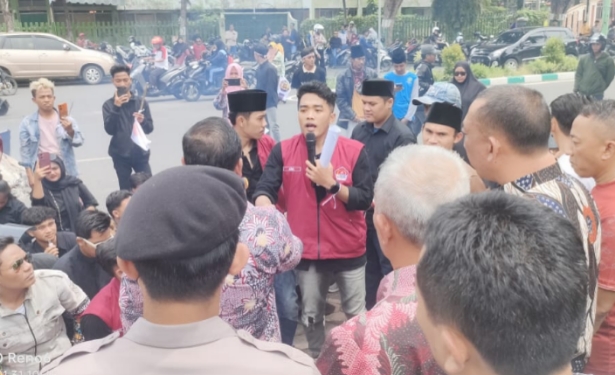 Tolak Penertiban Sepihak, PKL dan Mahasiswa Pamekasan Turun Jalan Demo DPRD