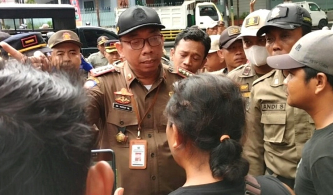 PKL Arek Lancor Copot PP Line yang Dipasang Satpol PP, Imbas Terlalu Lama Dimanja