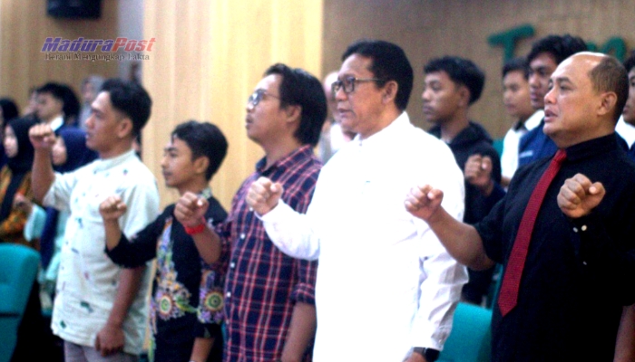 Seminar Mengasah Keterampilan Jurnalistik di UNIBA Madura