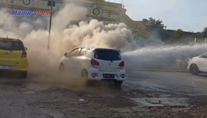 Kronologi Lengkap Mobil Terbakar di Depan Masjid Jamik Sumenep, Dua Orang Luka