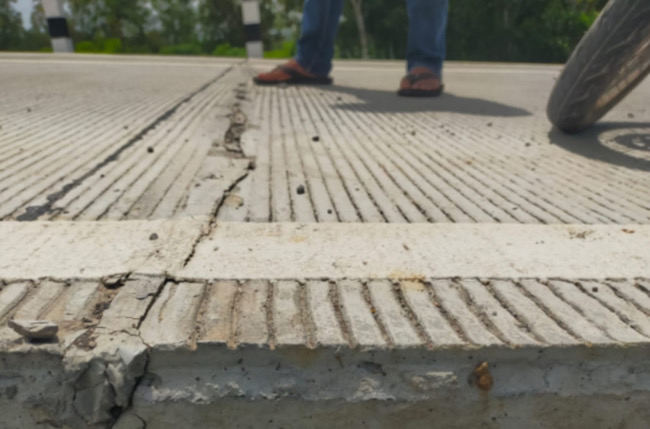 Baru Selesai Dikerjakan, Proyek Preservasi Milik PT Tri Jaya Cipta Makmur Miliaran Rupiah di Sampang Sudah Rusak