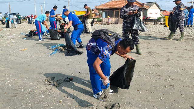Refleksi HSN, Polisi Dan Mahasiswa UIM Bersih-Bersih Sampah di Dermaga Branta Pesisir Pamekasan