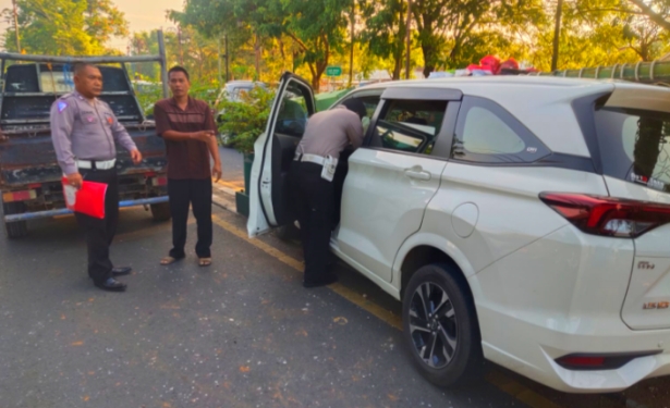 Diduga Mengantuk, Minibus Tabrak Pembatas dan Tiang Listrik di Pamekasan