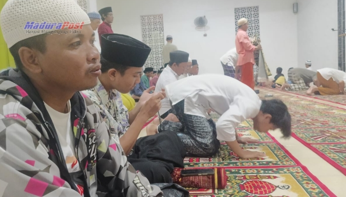 Irul dan Wardi Jalani Salat Tarawih Malam Ketiga Ramadan dengan Khusyuk