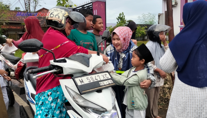 TK Bina Anaprasa Kusuma Bangsa Bagikan Ratusan Takjil kepada Pengguna Jalan