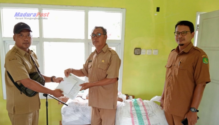 Disdik Sumenep Salurkan Seragam Gratis untuk Siswa SD dan MI, Dukung Pengentasan Kemiskinan