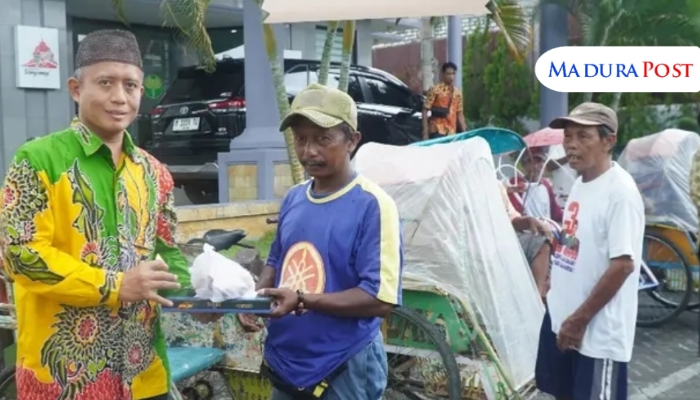 BPRS Bhakti Sumekar Berbagi 100 Takjil untuk Tukang Becak