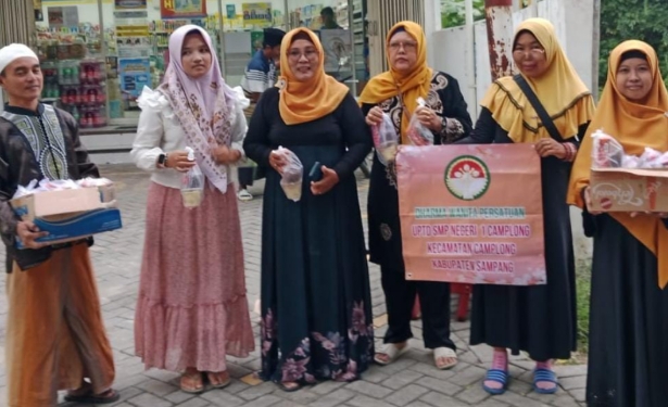 Berbagi Takjil, SMPN 1 Camplong Sampang Tebar Berkah Ramadhan