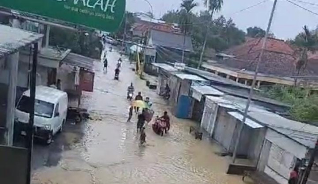 Pasar Karang Penang Sampang dan Puluhan Rumah Diterjang Banjir
