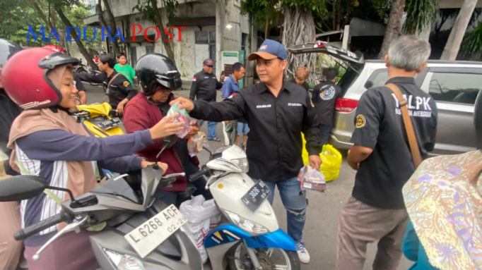Solidaritas Pengurus, DPD YALPK Surabaya Berbagi Takjil Dibulan Ramadhan