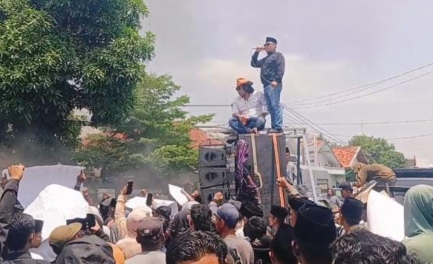 Ribuan Warga Geruduk Kantor Kecamatan di Sampang, Tuntut Pilkades Digelar 2025