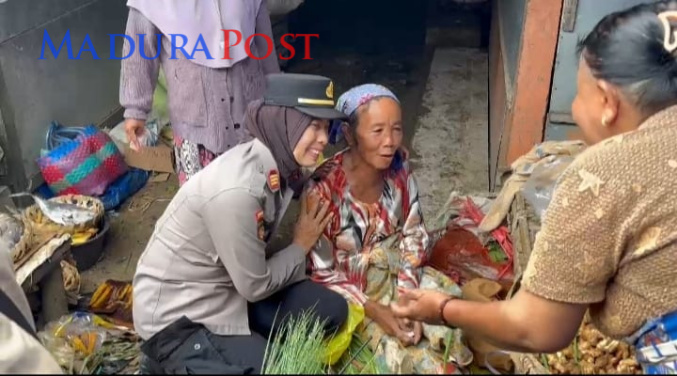Nenek di Pamekasan Jadi Korban Uang Mainan, Polwan Empati Beri Kado di Hari Kartini