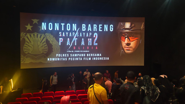 Dibalik Seragam, Ada Luka: Polres Sampang Gelar Nobar Penuh Haru