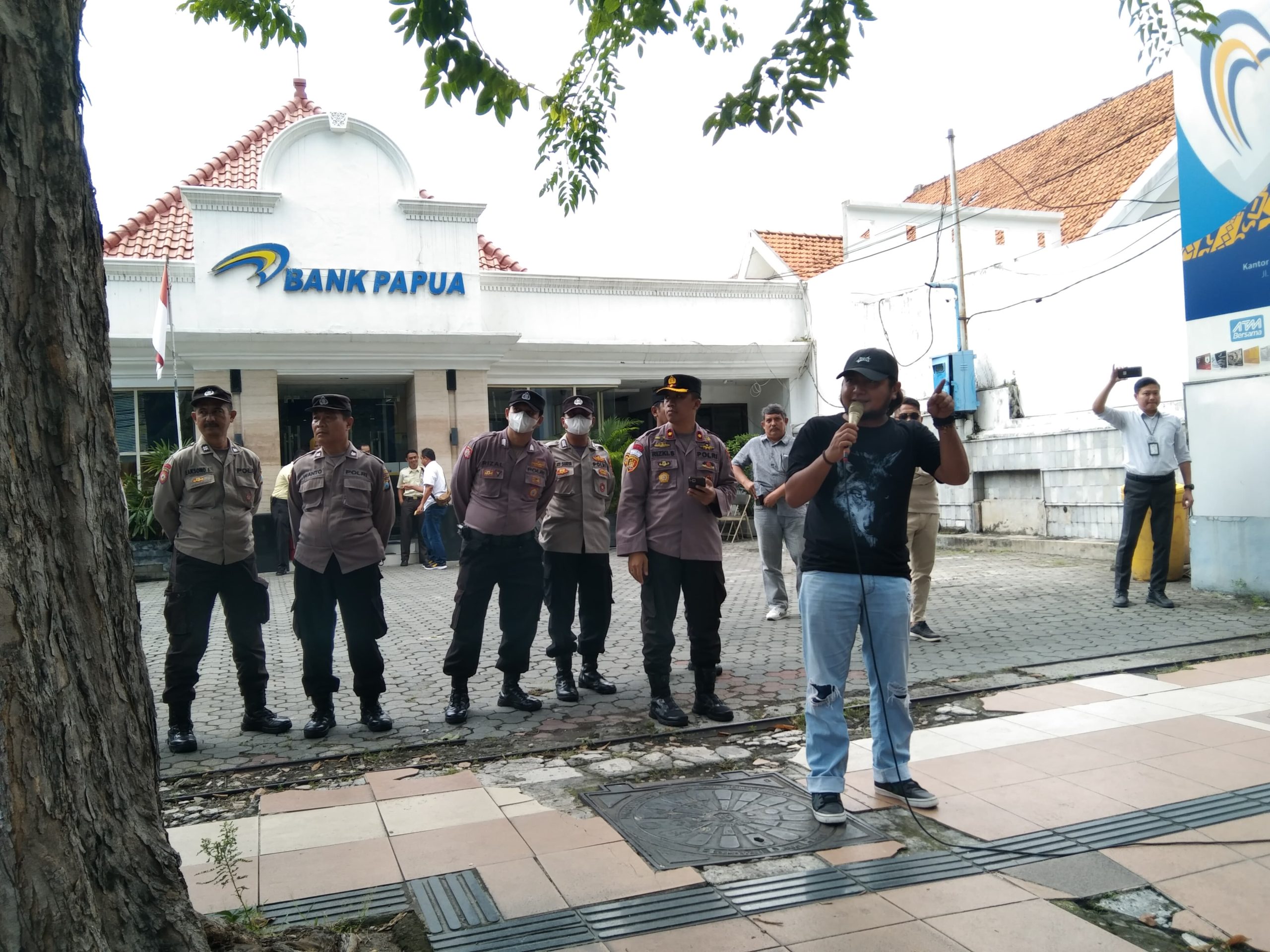 Jaka Jatim : Bank Papua Surabaya Diduga Rampok Nasabah Sendiri, Ini Modus Liciknya!