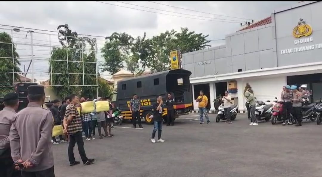 Forkot Pamekasan Demo di Polres, Desak Penegakan Hukum Tanpa Tebang Pilih
