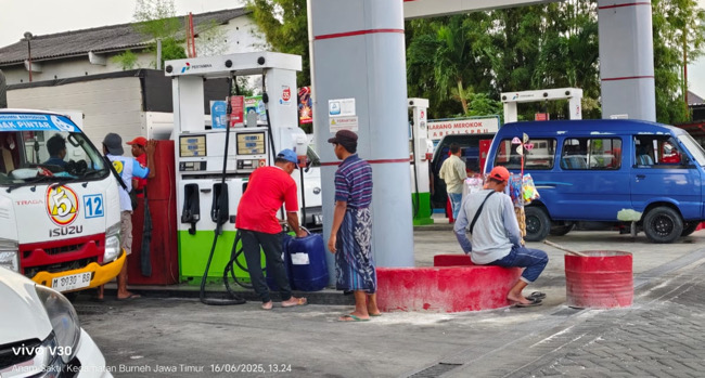 SPBU Junok Bangkalan Diduga Abaikan Antrean, Prioritaskan Jeriken
