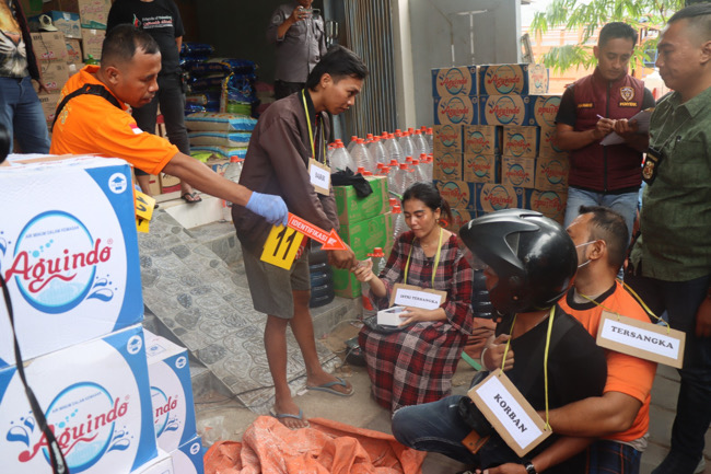 Rekonstruksi Kasus Kurir JNT Dianiaya Pembeli COD di Pamekasan, Polisi: Untuk Perjelas Peran Pelaku