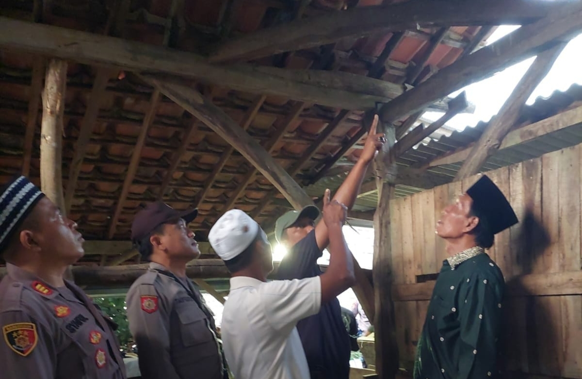 Geger! Warga Temukan Pemuda Gantung Diri di Kandang Sapi di Palengaan Daja