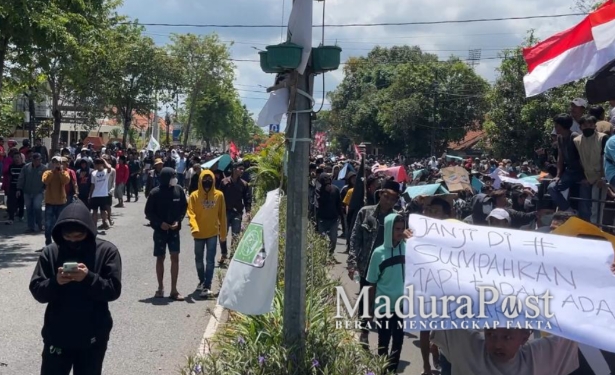 Soroti Sampah dan Infrastruktur, Ratusan Massa Demo Bupati Bangkalan