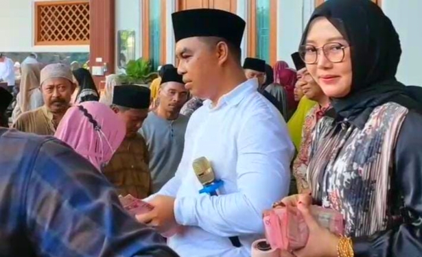 Peringati Maulid Nabi, Bun Wid Bagikan Ribuan Sembako kepada Warga Sampang 