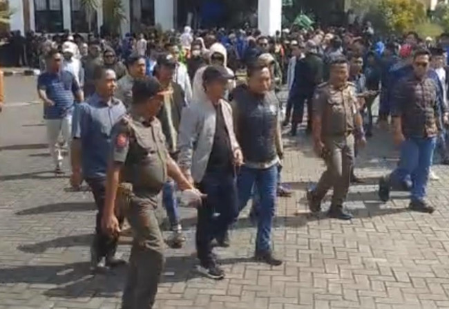 Bupati Bangkalan Ditolak Saat Massa Geruduk DPRD