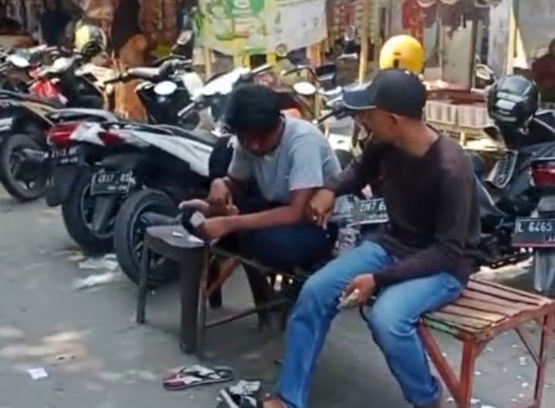 Pemkab Sampang Diduga Backup Mantan Kades Pangongsean Jadi Mafia Parkir Pasar Srimangunan