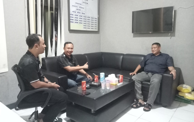 Polsek Sokobanah Dampingi Pemilik Rental Surabaya Ambil Mobil yang Digadaikan