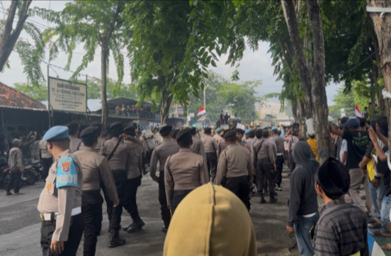 Demo Ricuh di Sampang, Polisi Tembakkan Gas Air Mata ke Massa Aksi