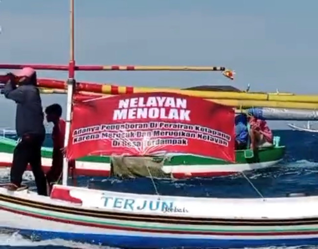 Nelayan Ketapang Sampang Kepung Kapal Petronas di Hari Ulang Tahun Presiden Prabowo