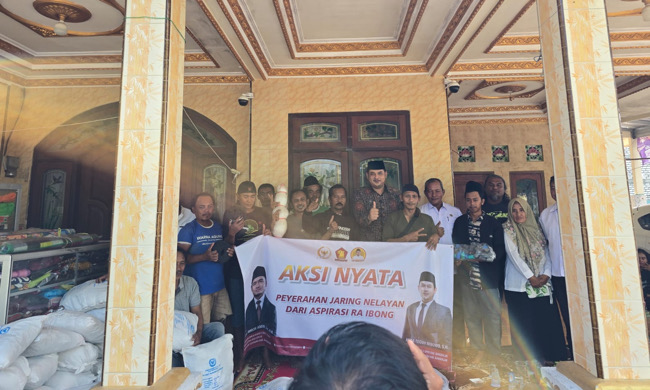 Bentuk Kepedulian Pesisir, Imron Amin dan Reza Teguh Bantu Jaring Insang untuk Nelayan Bangkalan