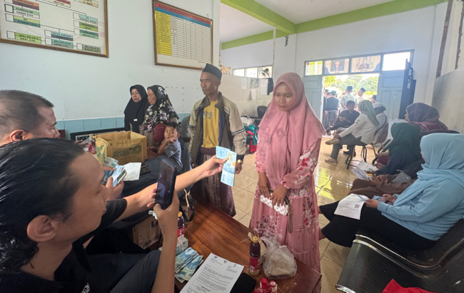 Ratusan Warga Desa Bira Timur Sampang Terima BLT Kesra, Pemerintah Desa Tegaskan Komitmen Perkuat Kesejahteraan Masyarakat