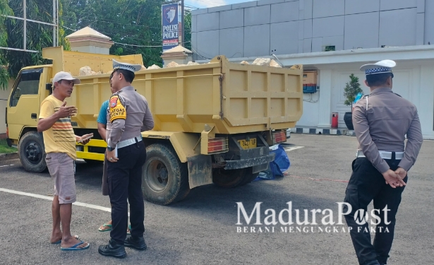 Polres Pamekasan Tegaskan Sopir Truk Material Wajib Pasang Terpal, Pelanggar Terancam Pidana