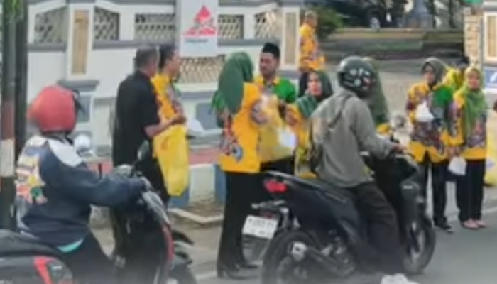 BPRS Bhakti Sumekar Bagi Takjil, Tegaskan Komitmen Sosial di Awal Ramadan