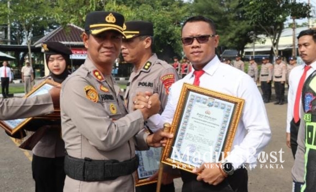Kapolres Sampang Beri Penghargaan kepada Kasatnarkoba Usai Ungkap Sabu 3 Kilogram