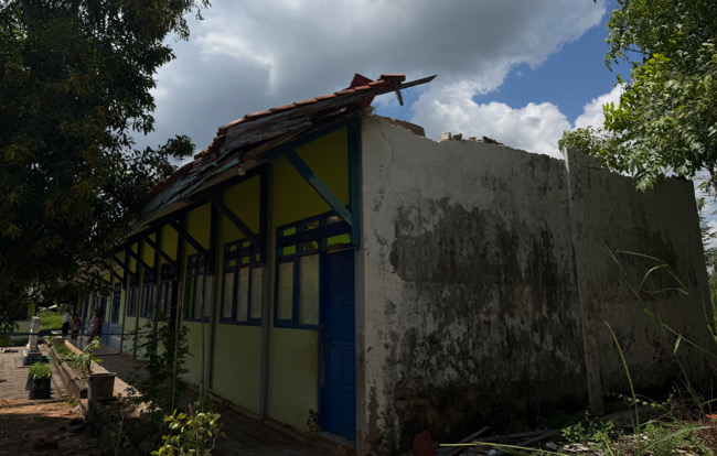 Gedung Kelas SDN Sokobanah Daya 2 Sampang Ambrol, Guru Sebut Kondisi Sudah Lama Memprihatinkan