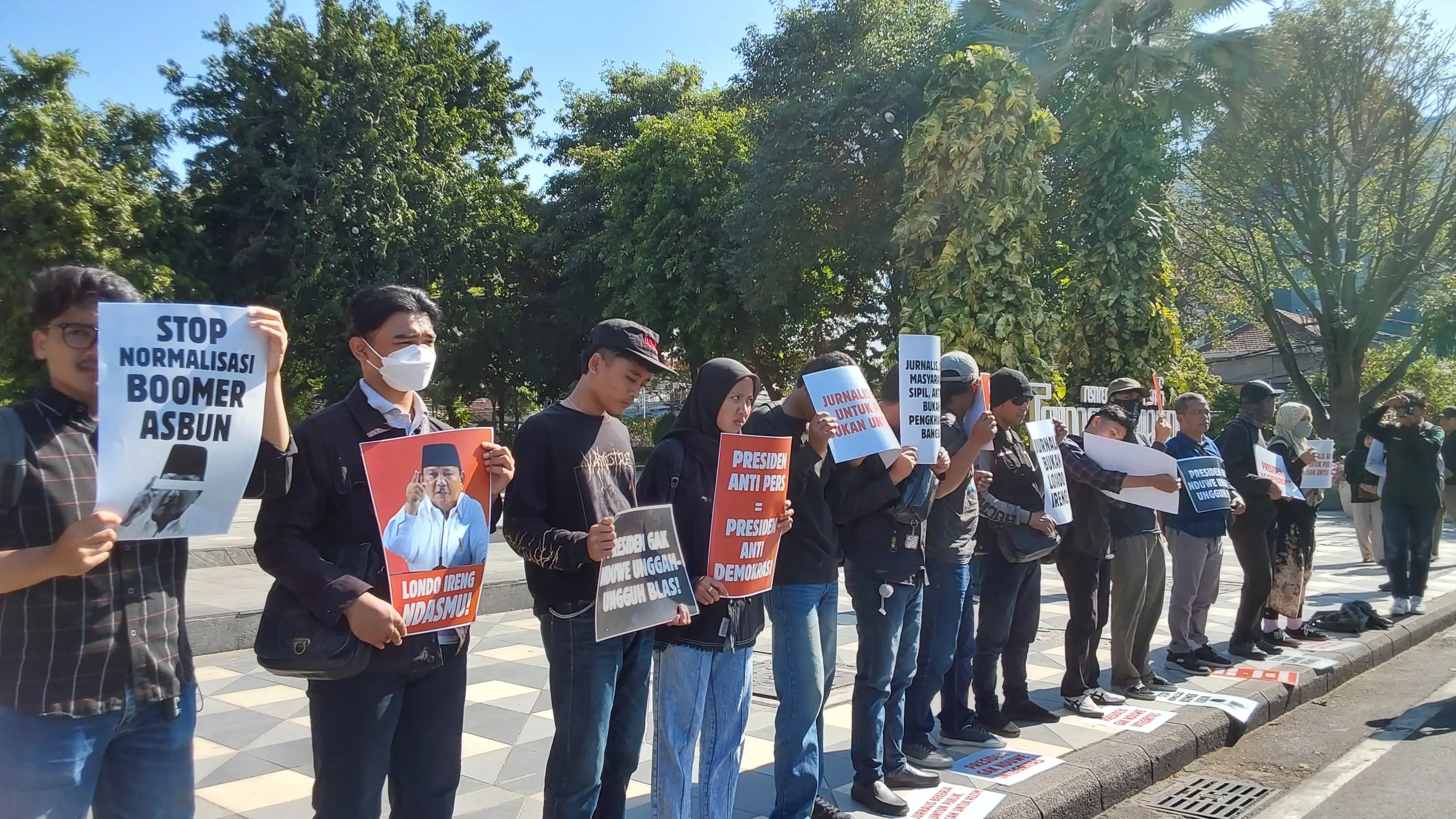 Koalisi Jurnalis dan Masyarakat Sipil di Surabaya Desak Prabowo Minta Maaf atas Istilah “Londo Ireng”