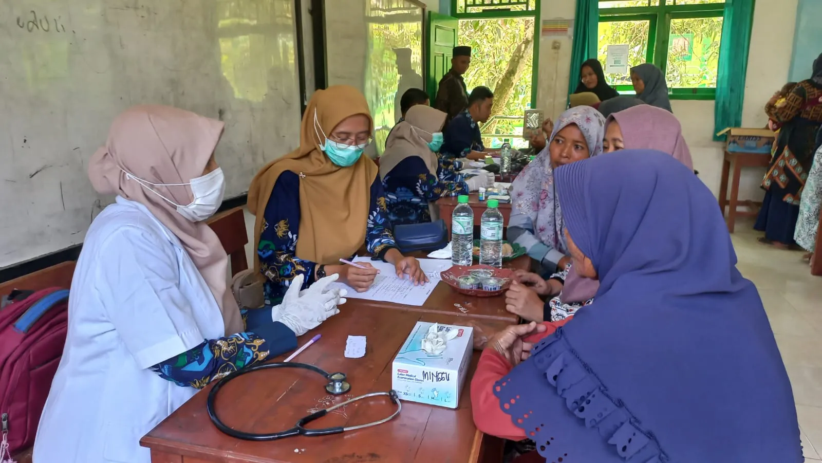 SMA Plus Miftahul Ulum Pamekasan Buka Pengobatan Gratis, Warga Ikut Antusias