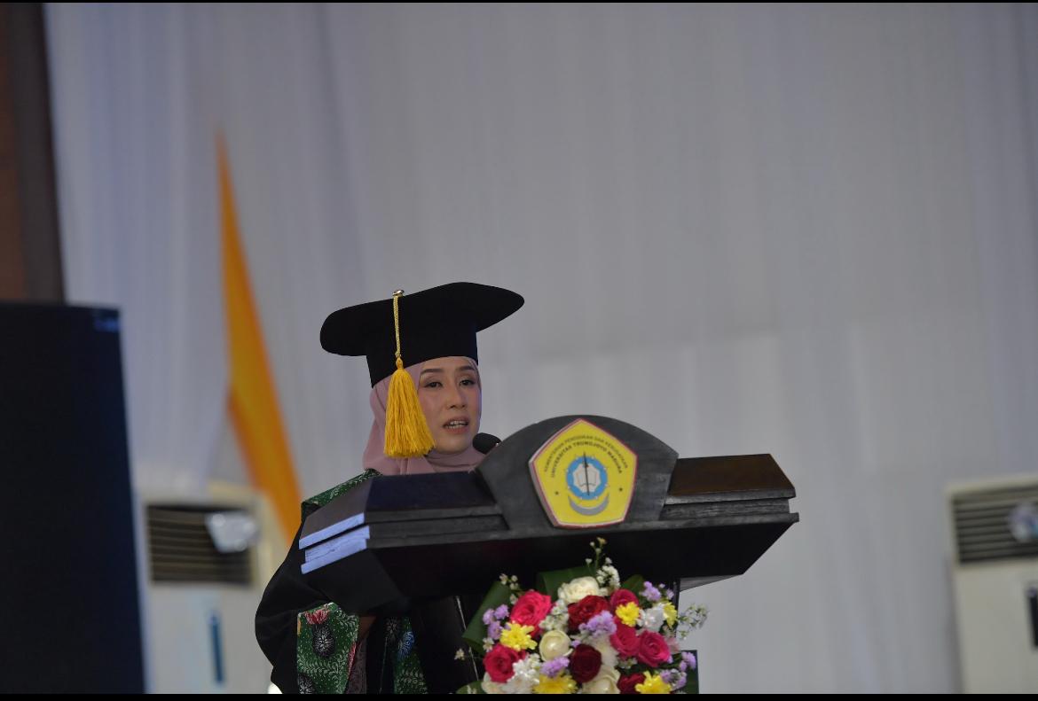Elys Fauziyah menyampaikan orasi ilmiah saat pengukuhan guru besar di Universitas Trunojoyo Madura, menyoroti pentingnya transformasi pertanian lahan kering untuk ketahanan pangan di Pulau Madura.