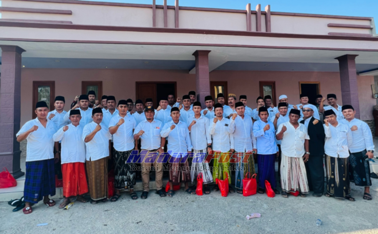 Kompak ! 45 Kepala Desa yang Tergabung dalam Paguyuban Klebun Pantura Sampang Bersatu usai menggelar acara rutinan di Desa Tobai Tengah (MaduraPost/Imron Muslim).