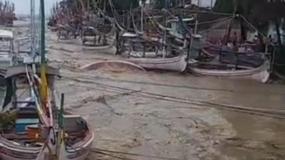 Detik-detik Perahu Milik Nelayan Terseret Arus Banjir Sungai di Sumenep