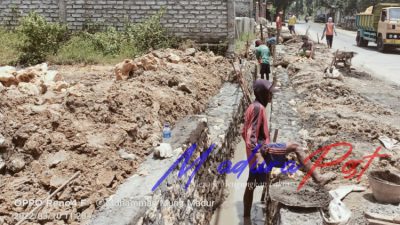 Dikerjakan Ditengah Genangan Air, Proyek Saluran Air di Jl. Raya Samatan Terkesan Asal Untung