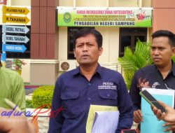 Kuasa Hukum Tergugat Tunjukkan Bukti Keabsahan Kepemilikan Tanah Ke Majelis Hakim PN Sampang