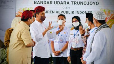 Jokowi dan Prabowo Pakai Blangkon yang Sama Dalam Peresmian Bandara Trunojoyo Sumenep