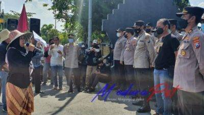 Tangkap Mafia Pupuk Bersubsidi, Jaka Jatim dan MDW Demo Polres Sampang