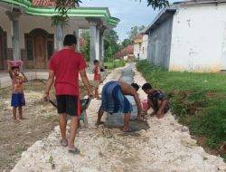 Kecewa Tingkat Tinggi, Masyarakat Bangun Jalan Desa dengan Swadaya