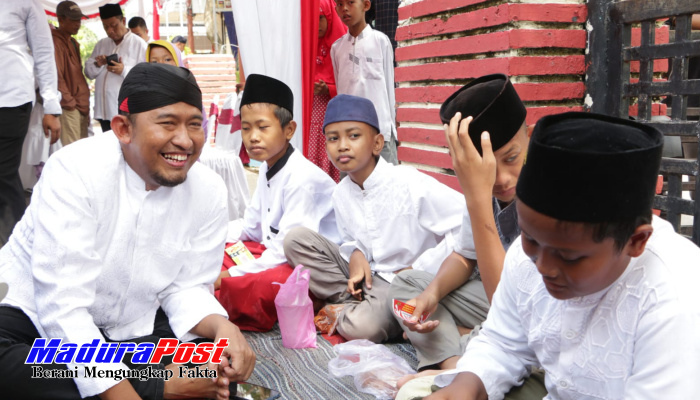 BERBAUR. Potret Bupati Sumenep Achmad Fauzi, usai Festival Kreasi Anak Yatim di Pendopo Agung Keraton bersama puluhan anak yatim berbincang-bincang santai. (Istimewa for MaduraPost)